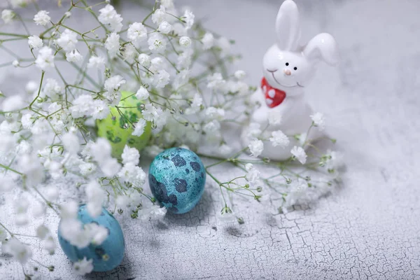 鸡蛋兔和白色的表面上的花朵 — 图库照片