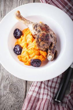 Kızarmış ördek bacak püresi havuç ve Erik ile