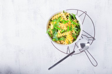 Kuşkonmaz ve roka ile makarna salatası