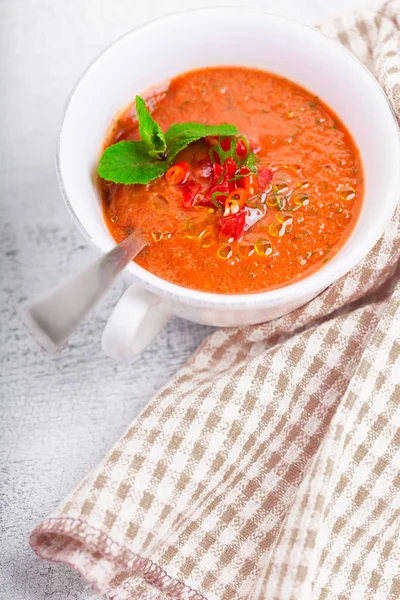 Puchar świeżych pomidorów zupy gazpacho. — Zdjęcie stockowe