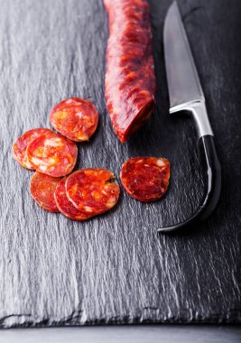 Taş bir plaka üzerinde bir bıçak ile İspanyol chorizo.