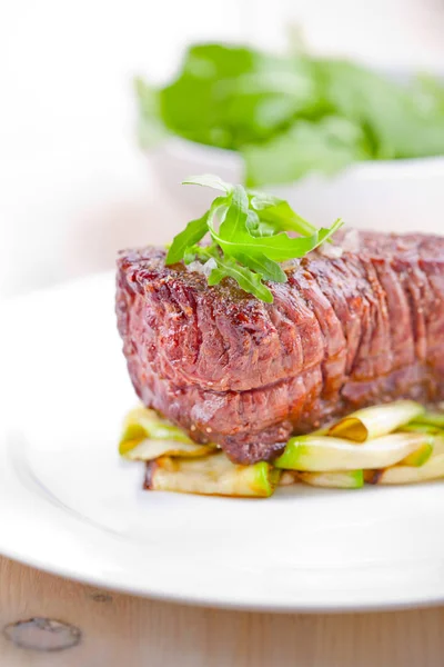 Carne e legumes grelhados — Fotografia de Stock