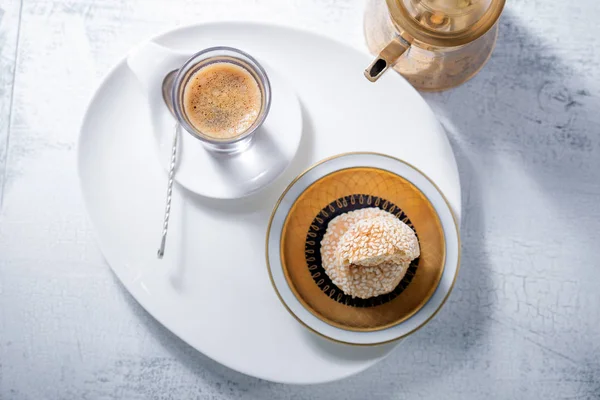 Café y galletas de almendras hechas a mano en la mesa . — Foto de Stock