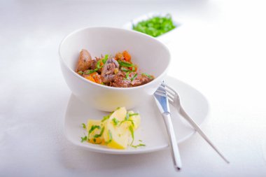 Sığır eti güveç, patates ve petrol ile süslenmiş.