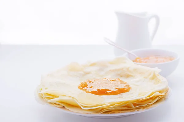 Crispy crepes with apricot jam — Stock Photo, Image