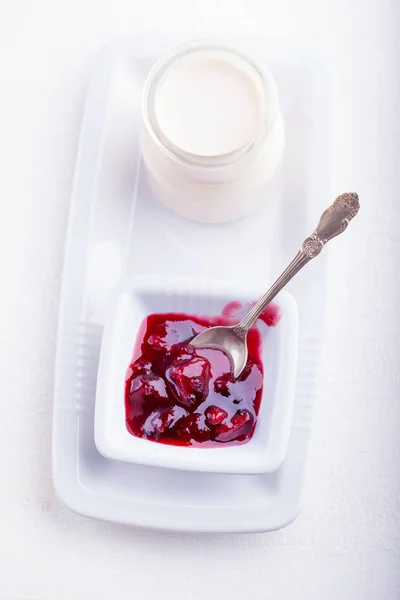 Yogurt and plum jam — Stock Photo, Image