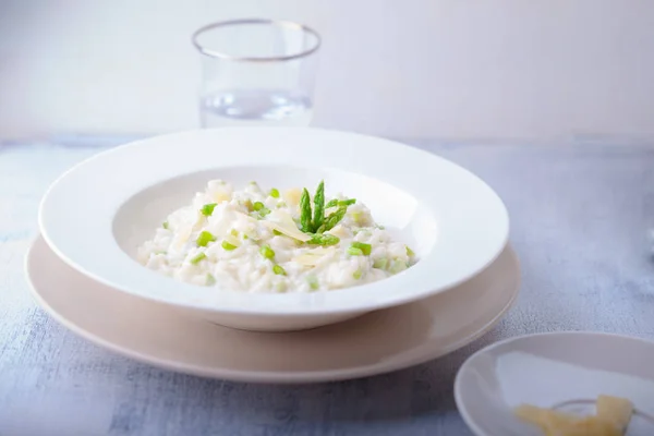 Risotto dengan Asparagus dan keju — Stok Foto