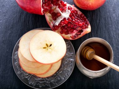 Elma, nar ve bal için Rosh Hashanah