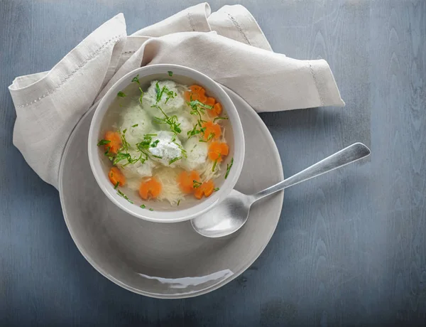 Sup ayam dengan bakso dan sayuran — Stok Foto