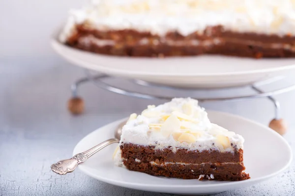 Una fetta di torta di carote — Foto Stock