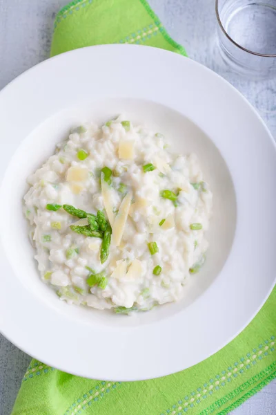 Risotto dengan Asparagus dalam piring putih — Stok Foto