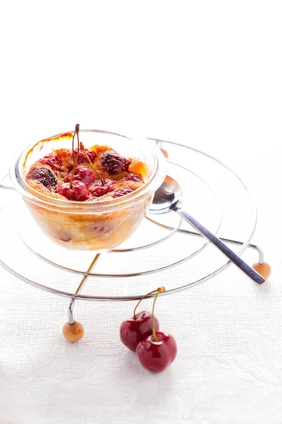 Un desierto de Clafoutis con cereza sobre fondo blanco — Foto de Stock