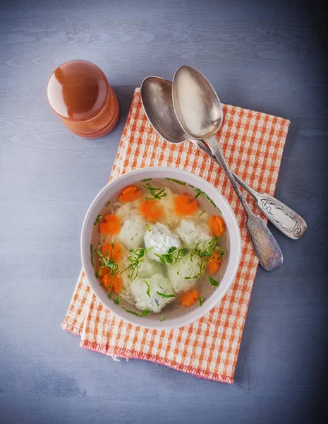 Курячий суп з фрикадельками та овочами з серветкою . — стокове фото