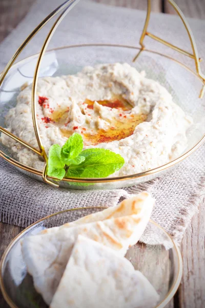 Baba ghanoush, salsa de berenjenas, comida mediterránea . —  Fotos de Stock