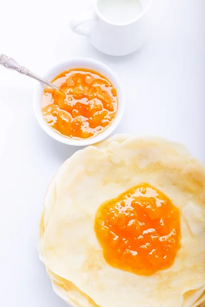 Crispy crepes with apricot jam — Stock Photo, Image
