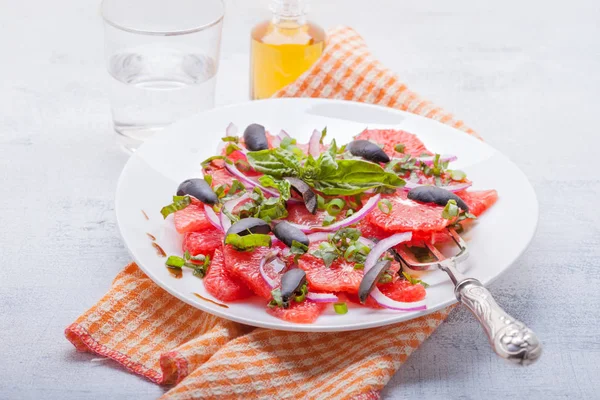 Salada de toranja com azeitonas, cebola vermelha e manjericão — Fotografia de Stock