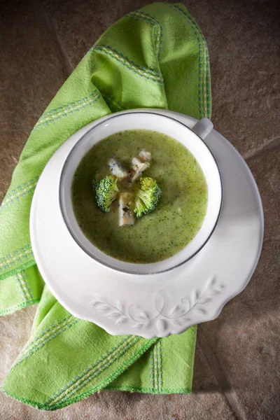 Uma tigela de sopa de brócolis cremosa — Fotografia de Stock