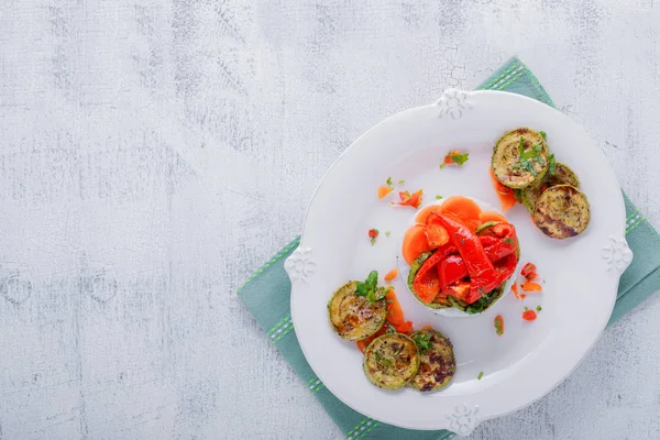 Timbale beras dengan zucchini goreng, paprika dan wortel — Stok Foto