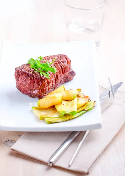 Carne y hortalizas a la parrilla — Foto de Stock