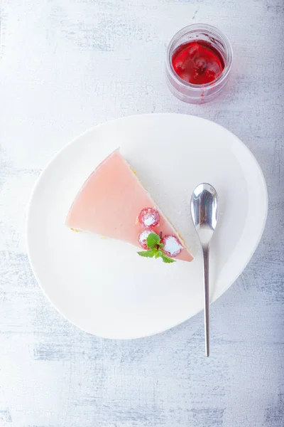 Pedaço de bolo de iogurte de framboesa — Fotografia de Stock