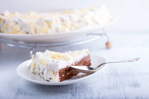 Una rebanada de pastel de zanahoria — Foto de Stock