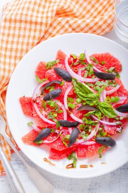 Greyfurt salata zeytin, kırmızı soğan, fesleğen