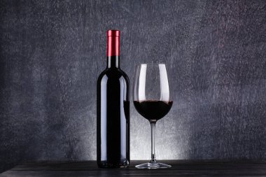 Bir şişe kırmızı şarap.
