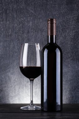 Bir şişe kırmızı şarap.