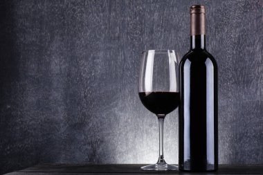 Bir şişe kırmızı şarap.