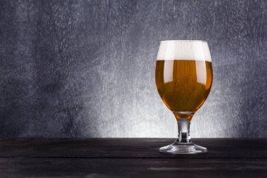 Bir bardak light bira.