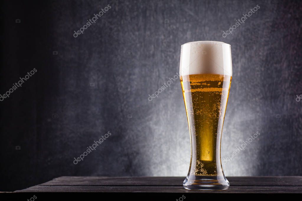 glas bier ⬇ Stockfoto, rechtenvrije © hiddenhallow #129828266