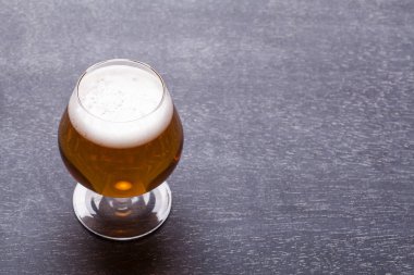 Kara tahtada güçlü bira