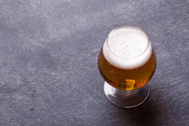 Kara tahtada güçlü bira