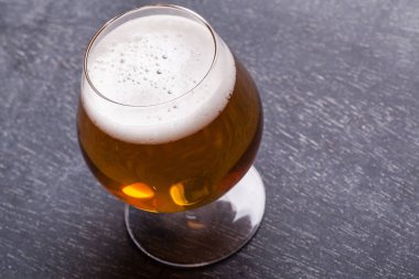 Kara tahtada güçlü bira