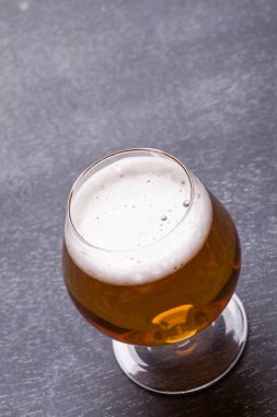 Kara tahtada güçlü bira