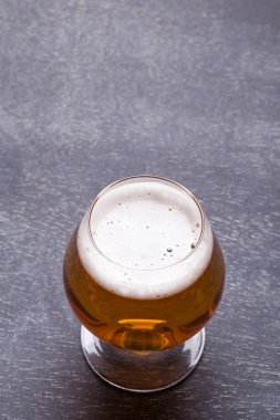 Kara tahtada güçlü bira