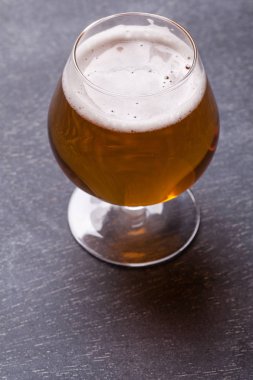 Kara tahtada güçlü bira