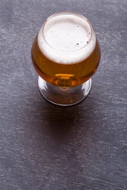 Kara tahtada güçlü bira