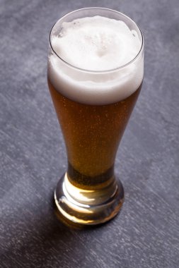 Kara tahtada açık bira