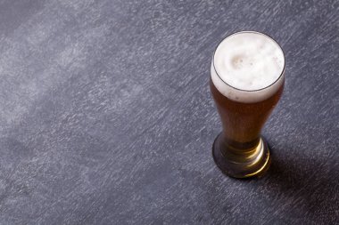 Kara tahtada açık bira