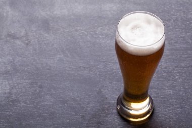Kara tahtada açık bira