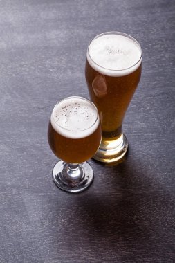 Tahtada bira bardakları