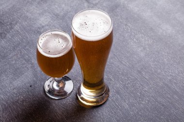 Tahtada bira bardakları