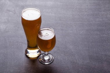 Tahtada bira bardakları