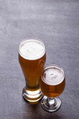 Tahtada bira bardakları