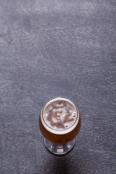 Cerveja no quadro negro — Fotografia de Stock