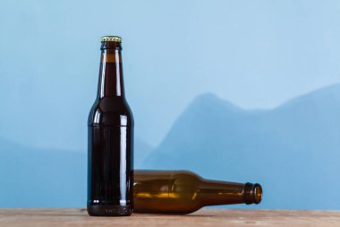 Bira şişeleri üzerinde mavi