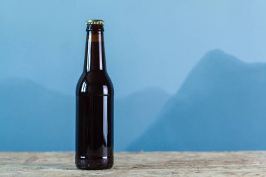 Bira şişesi üzerinde mavi