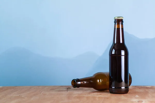 Flesjes bier over blauw — Stockfoto