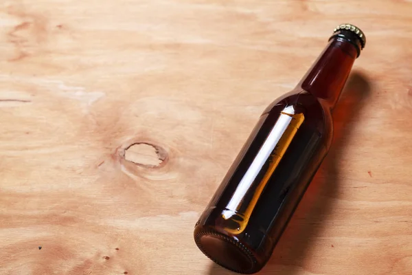 木の上のビール瓶 — ストック写真
